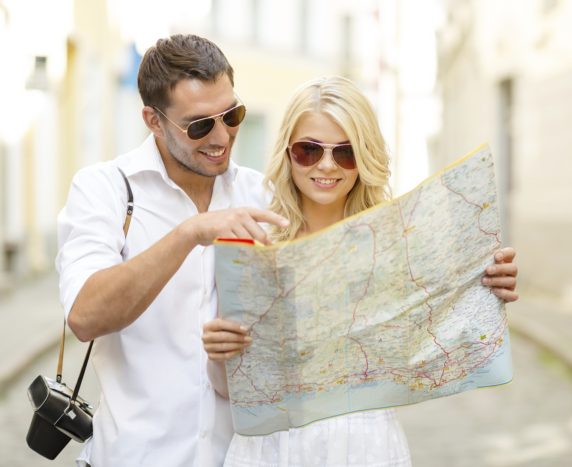 palm springs tourists looking at map