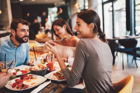 Group-of-people-at-brunch