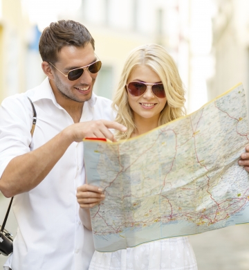 indian-wells-visitor-looking-at-map